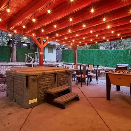 Moonlight Serenity - Ideal Location With Hot Tub And Foosball Table! Walk To Local Shops And Zoo!